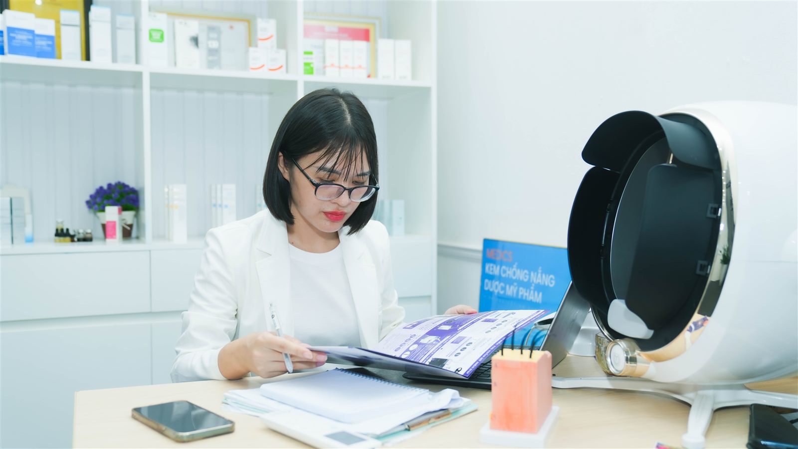 Chuyên gia Trần Thị Hưng phân tích kết quả soi da tại Thẩm Mỹ Sen Ninh Bình