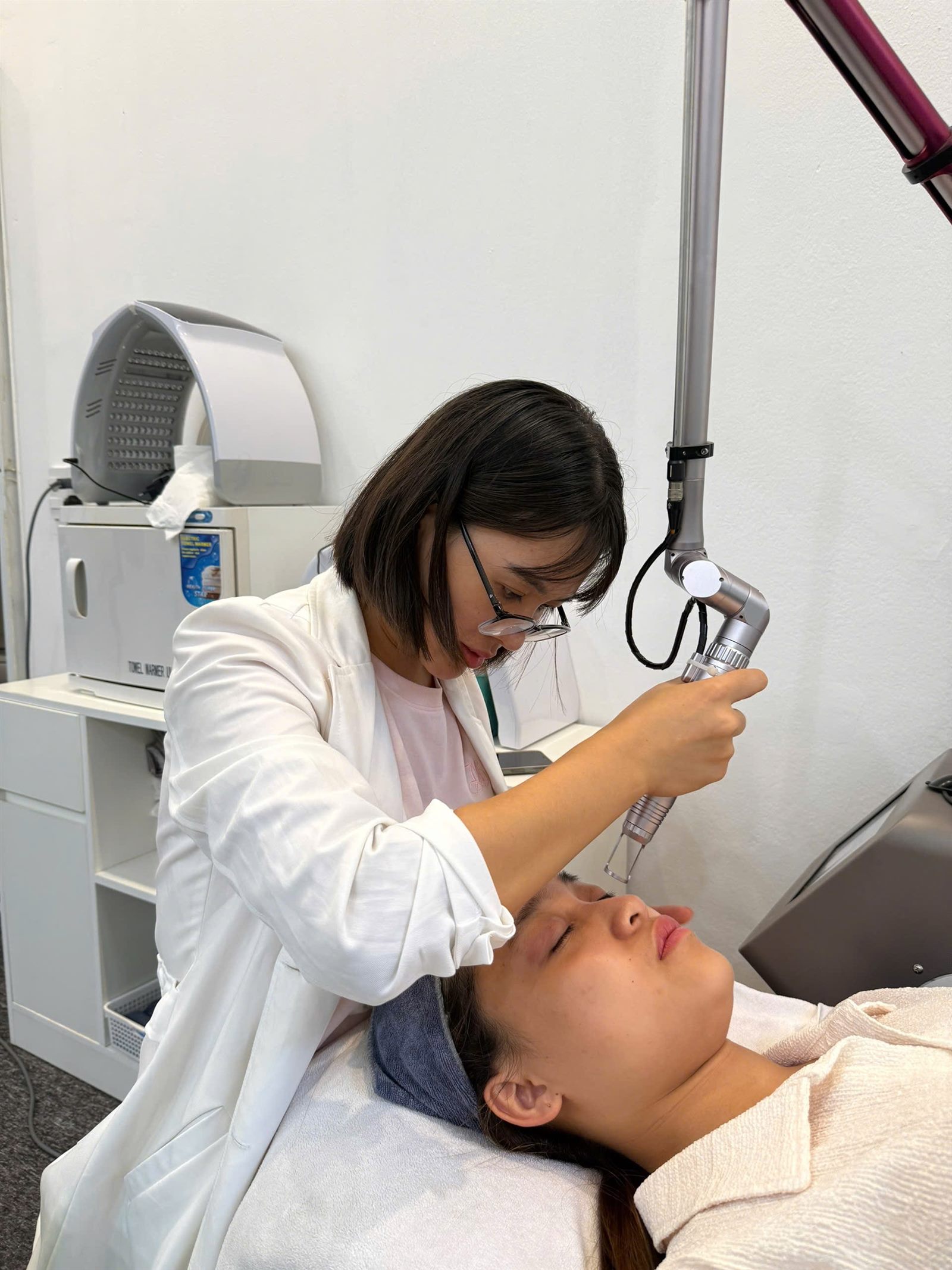 Thực hiện laser toning trục khuỷu cho khách hàng